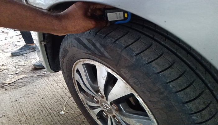 2015 Toyota Innova 2.5 VX 8 STR, Diesel, Manual, 1,84,985 km, tyre