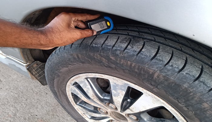 2015 Toyota Innova 2.5 VX 8 STR, Diesel, Manual, 1,84,985 km, tyre