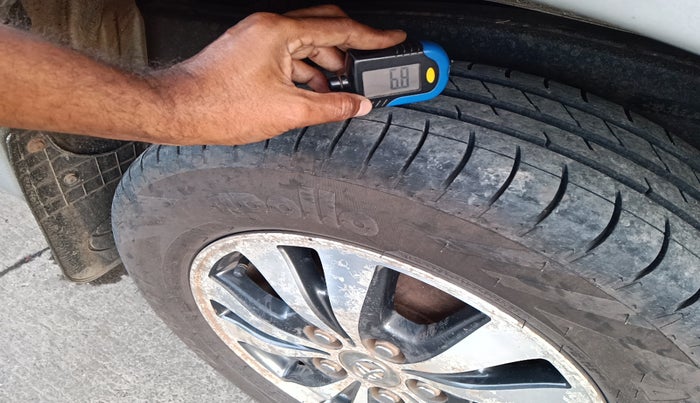 2015 Toyota Innova 2.5 VX 8 STR, Diesel, Manual, 1,84,985 km, tyre