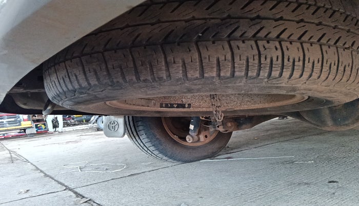 2015 Toyota Innova 2.5 VX 8 STR, Diesel, Manual, 1,84,985 km, tyre