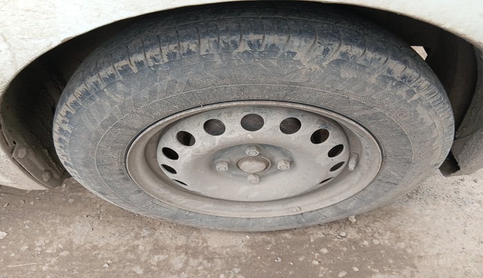 2010 Maruti Swift VXI, Petrol, Manual, 1,24,720 km, tyre