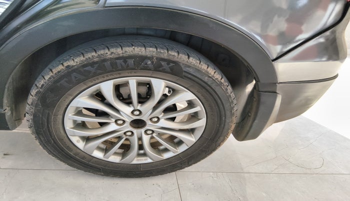 2016 Maruti S Cross ZETA 1.3, Diesel, Manual, 2,13,823 km, tyre