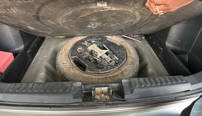 2021 Maruti Vitara Brezza LXI, Petrol, Manual, 70,484 km, tyre