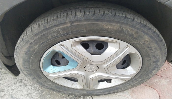 2022 Tata NEXON EV XM, Electric, Automatic, 64,237 km, tyre