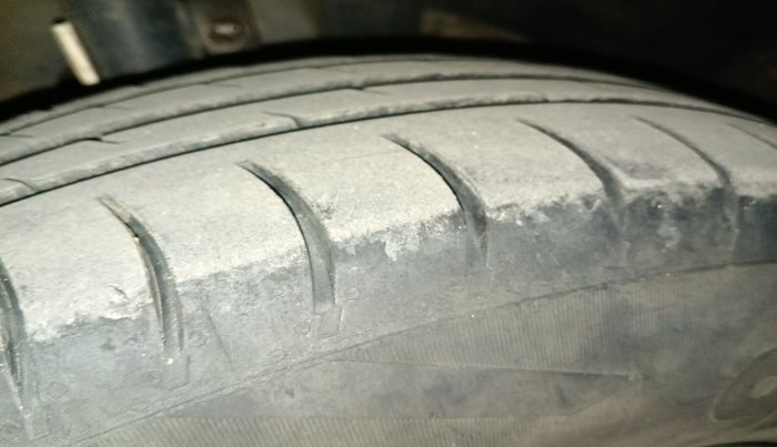 2018 Maruti Dzire VDI, Diesel, Manual, 2,31,695 km, tyre