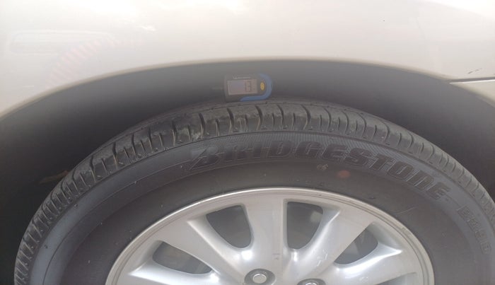 2014 Toyota Innova 2.5 ZX 7 STR, Diesel, Manual, 1,29,625 km, tyre