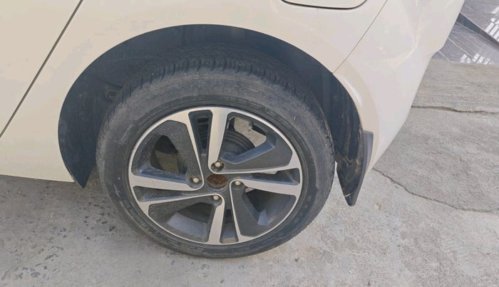 2021 Tata ALTROZ XZ PETROL, Petrol, Manual, 30,923 km, tyre