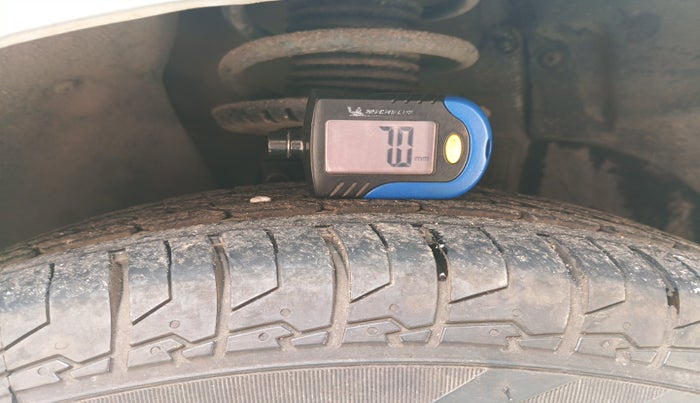 2011 Volkswagen Vento TRENDLINE DIESEL 1.6, Diesel, Manual, 1,65,400 km, tyre