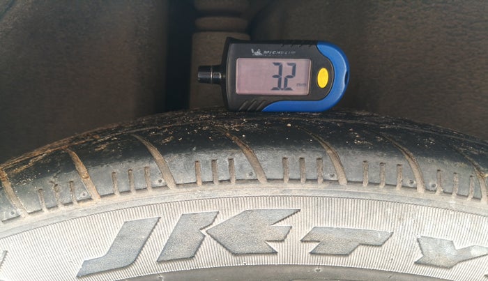 2011 Volkswagen Vento TRENDLINE DIESEL 1.6, Diesel, Manual, 1,65,400 km, tyre