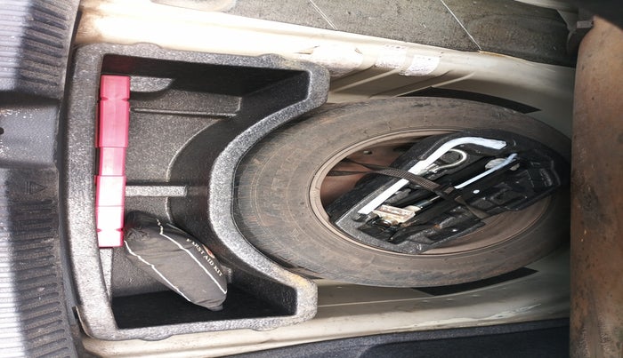 2011 Volkswagen Vento TRENDLINE DIESEL 1.6, Diesel, Manual, 1,65,400 km, tyre