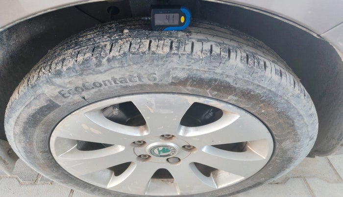 2010 Skoda Superb ELEGANCE 1.8 TSI AT, Petrol, Automatic, 93,883 km, tyre