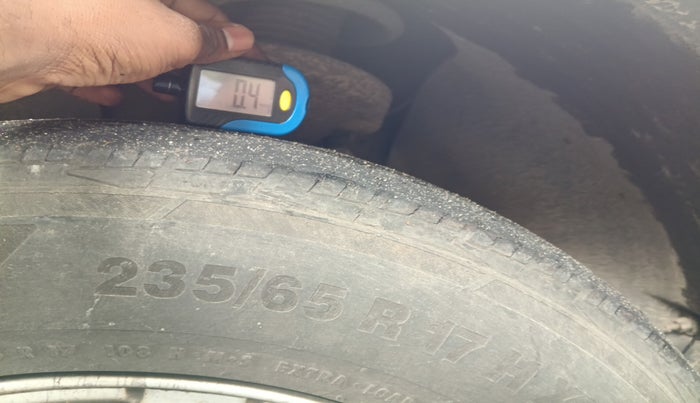 2015 Mahindra XUV500 W10, Diesel, Manual, 1,79,850 km, tyre