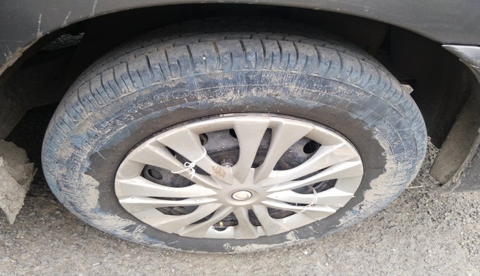 2012 Toyota Innova GX 2.5 8 STR, Diesel, Manual, 1,48,300 km, tyre