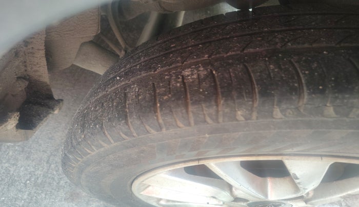 2016 Mahindra Kuv100 K8 6 STR, Petrol, Manual, 26,244 km, tyre