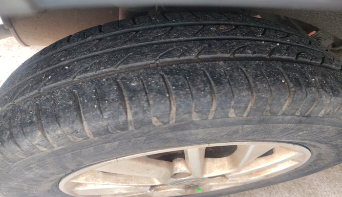 2016 Mahindra Kuv100 K8 6 STR, Petrol, Manual, 26,244 km, tyre