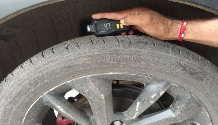 2019 Mahindra XUV300 W8 1.5 DIESEL, Diesel, Manual, 1,37,041 km, tyre