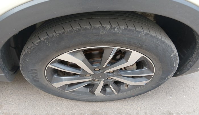 2021 Mahindra XUV300 W8 (O) 1.5 DIESEL, Diesel, Manual, 1,16,715 km, tyre