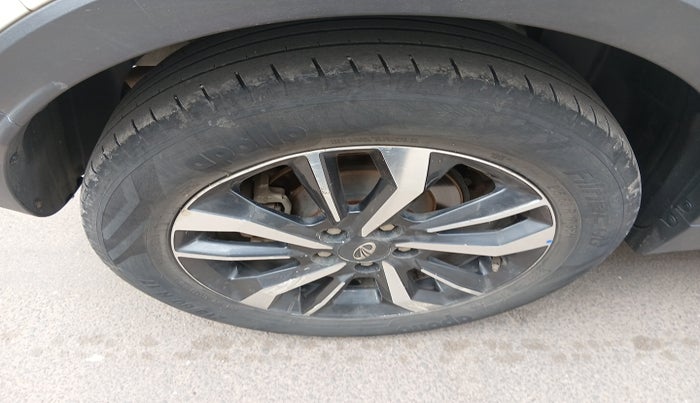 2021 Mahindra XUV300 W8 (O) 1.5 DIESEL, Diesel, Manual, 1,16,715 km, tyre