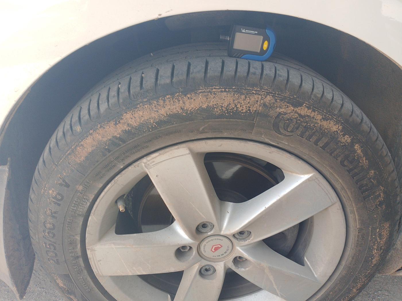 2011 Volkswagen Jetta TRENDLINE 2.0L TDI, Diesel, Manual, 2,07,778 km, tyre