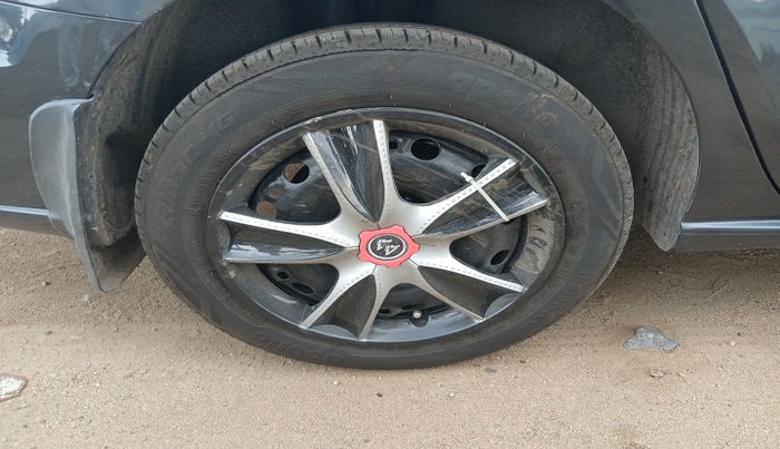2017 Volkswagen Vento COMFORTLINE 1.6, Petrol, Manual, 61,708 km, tyre