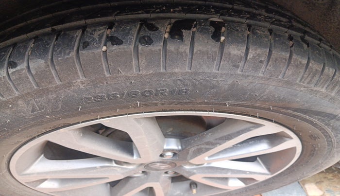 2014 Hyundai Santa Fe 4 WD AT, Diesel, Automatic, 1,00,000 km, tyre