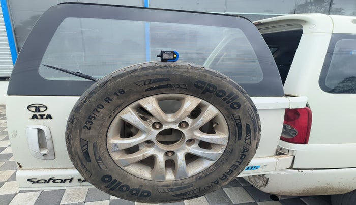 2011 Tata Safari 4X2 LX DICOR 2.2 VTT, Diesel, Manual, 2,11,741 km, tyre