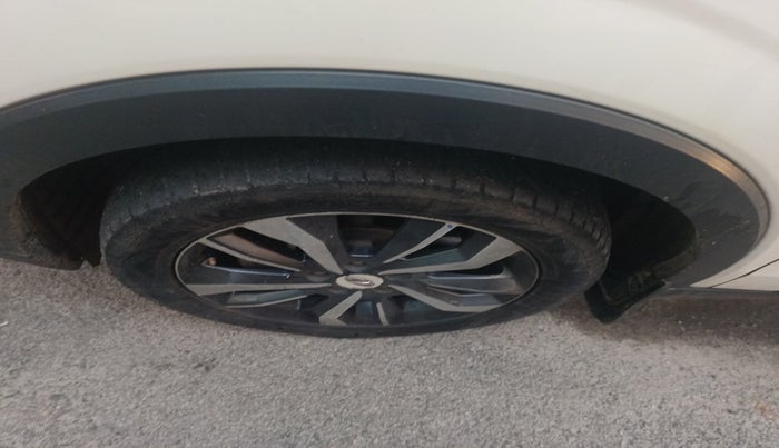 2019 Mahindra XUV300 W8 (O) 1.5 DIESEL, Diesel, Manual, 1,07,740 km, tyre