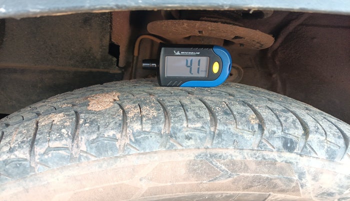 2016 Mahindra Kuv100 K8 6 STR, Petrol, Manual, 84,953 km, tyre