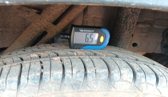 2016 Mahindra Kuv100 K8 6 STR, Petrol, Manual, 84,953 km, tyre