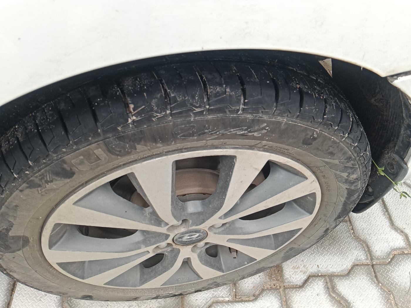 2015 Hyundai Verna 1.6 CRDI SX, Diesel, Manual, 95,345 km, tyre