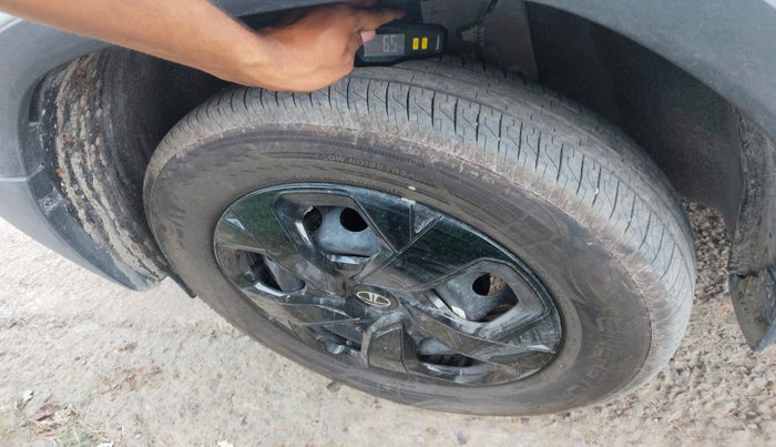 2025 Tata PUNCH ADVENTURE AMT, Petrol, Automatic, 660 km, tyre