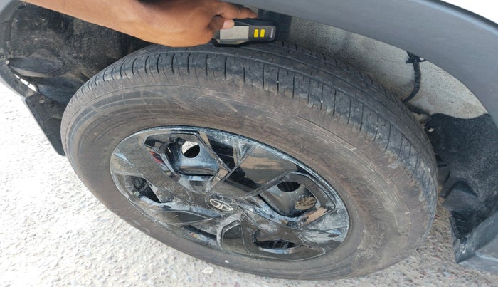 2025 Tata PUNCH ADVENTURE AMT, Petrol, Automatic, 660 km, tyre