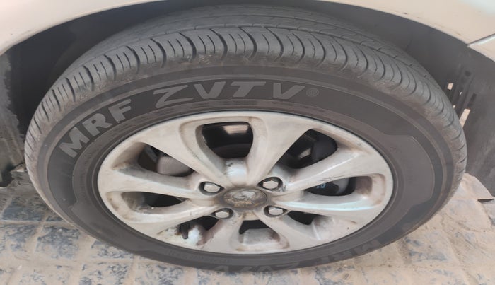 2010 Ford Figo TITANIUM 1.2 PETROL, Petrol, Manual, 1,28,591 km, tyre