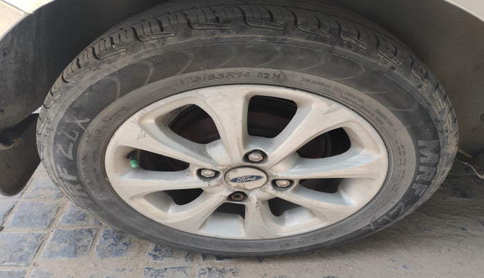 2010 Ford Figo TITANIUM 1.2 PETROL, Petrol, Manual, 1,28,591 km, tyre