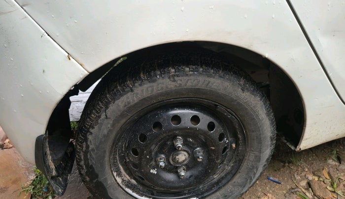 2014 Hyundai Eon ERA +, Petrol, Manual, 8,70,607 km, tyre