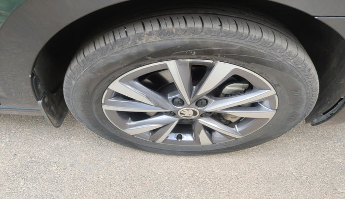 2022 Skoda SLAVIA STYLE 1.5L TSI MT, Petrol, Manual, 23,615 km, tyre