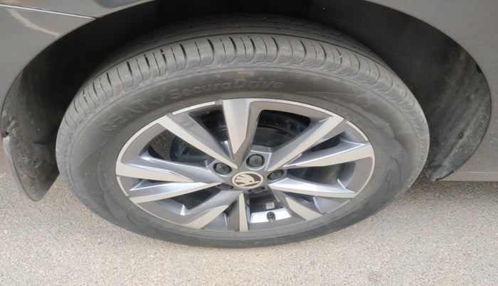 2022 Skoda SLAVIA STYLE 1.5L TSI MT, Petrol, Manual, 23,615 km, tyre