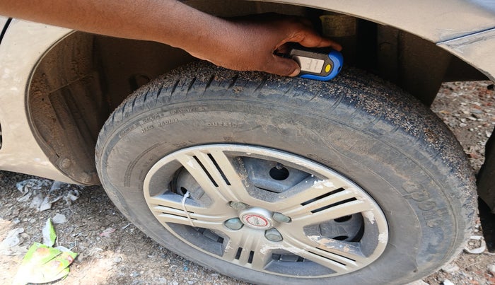 2013 Maruti Swift VXI, Petrol, Manual, 97,000 km, tyre