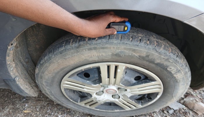 2013 Maruti Swift VXI, Petrol, Manual, 97,000 km, tyre