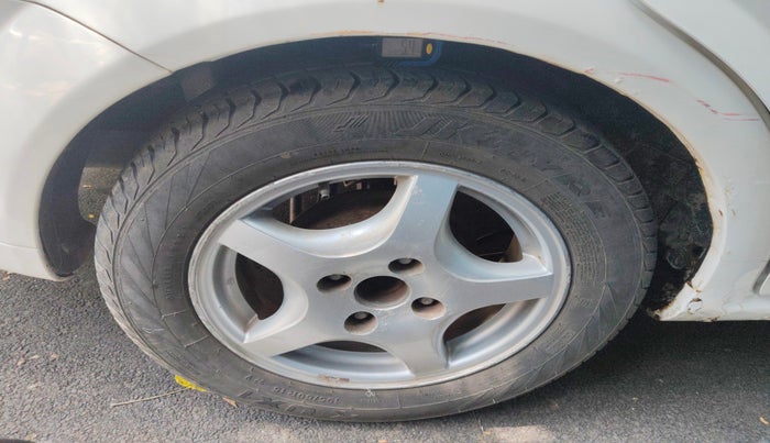 2011 Chevrolet Optra Magnum LS 1.6, Petrol, Manual, 1,04,797 km, tyre