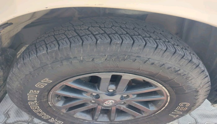 2015 Toyota Fortuner 3.0 4X2 AT, Diesel, Automatic, 2,92,718 km, tyre