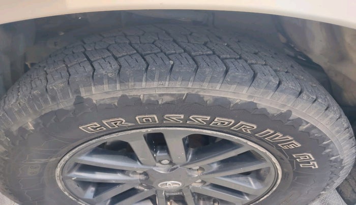 2015 Toyota Fortuner 3.0 4X2 AT, Diesel, Automatic, 2,92,718 km, tyre
