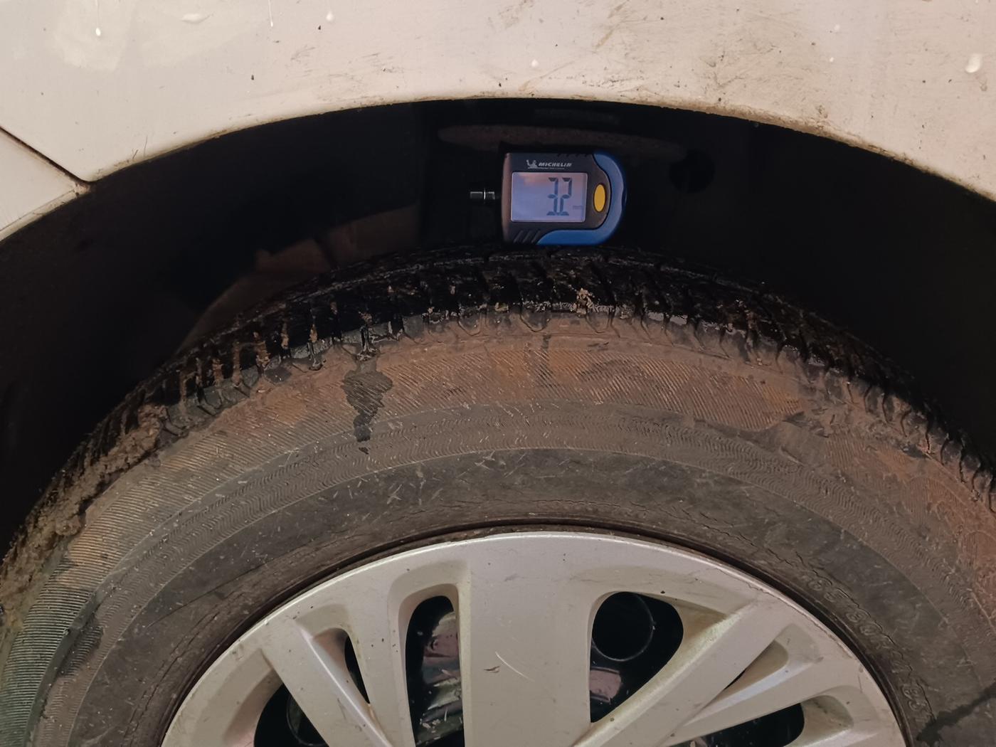 2018 Maruti Dzire VDI AMT, Diesel, Automatic, 1,04,320 km, tyre