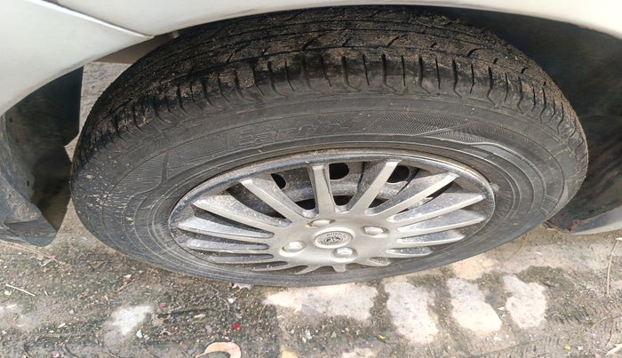 2010 Maruti Swift Dzire VXI, Petrol, Manual, 85,000 km, tyre