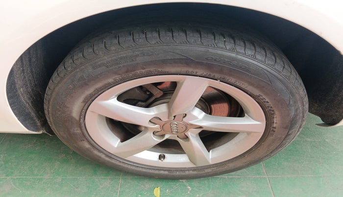 2013 Audi A4 2.0 TDI, Diesel, Automatic, 1,06,539 km, tyre