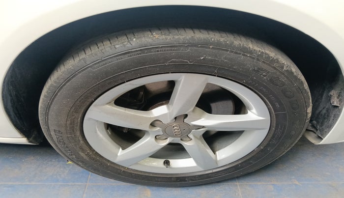 2013 Audi A4 2.0 TDI, Diesel, Automatic, 1,06,539 km, tyre