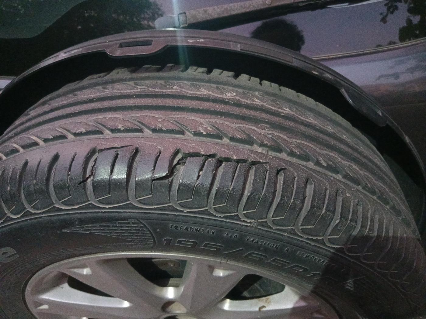 2013 Ford Ecosport TREND 1.5L DIESEL, Diesel, Manual, 2,43,391 km, tyre