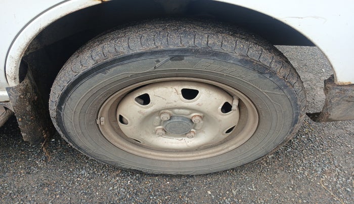 2021 Maruti Eeco 5 STR AC CNG, Petrol, Manual, 2,09,837 km, tyre