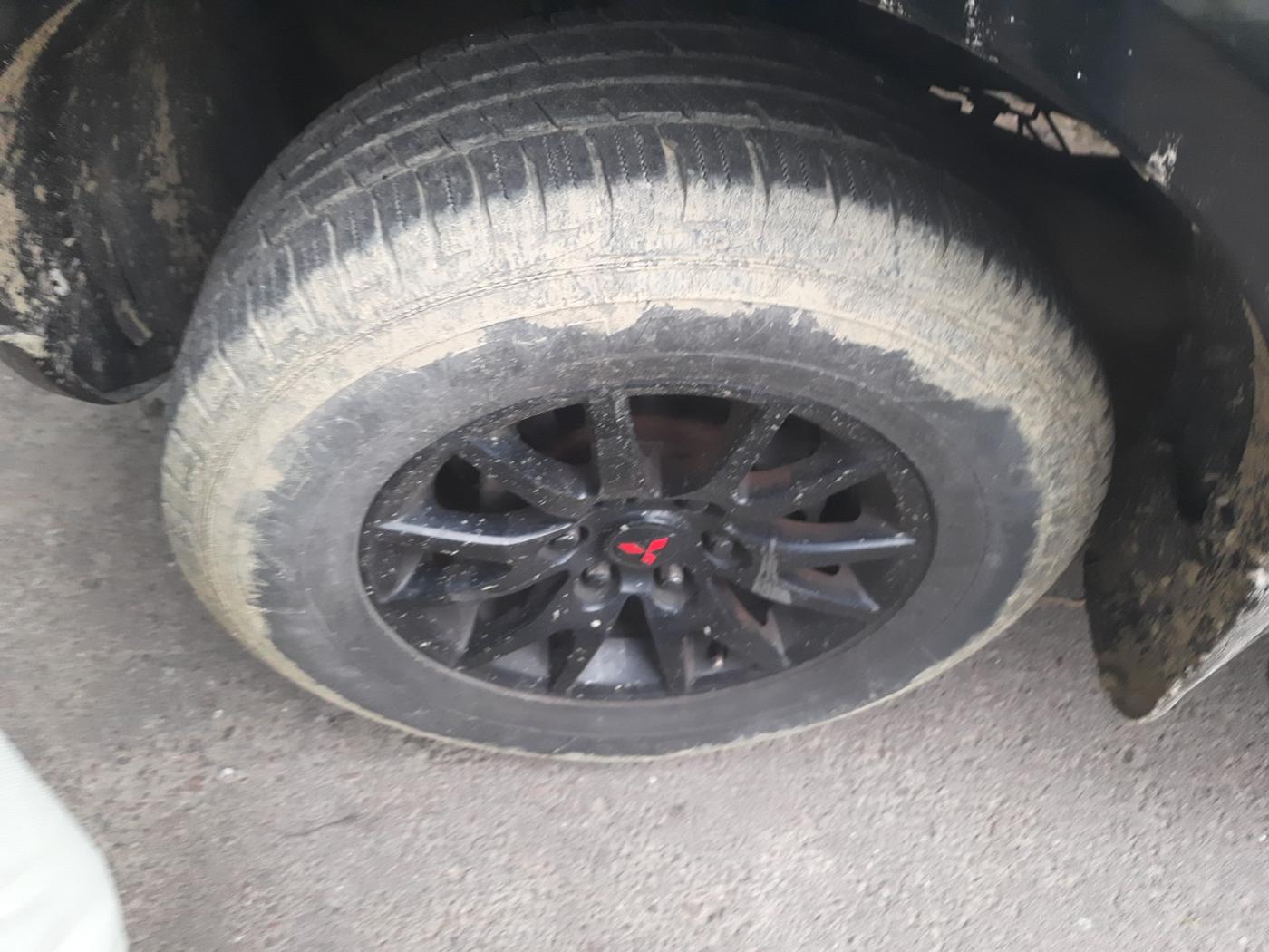 2013 Mitsubishi Pajero Sport 2.5 MT 4X4, Diesel, Manual, 2,07,259 km, tyre