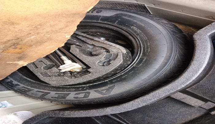 2012 Volkswagen Vento COMFORTLINE DIESEL 1.6, Diesel, Manual, 93,079 km, tyre